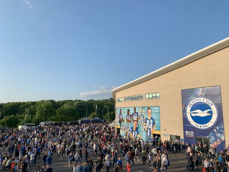 スタジアムに集う人々（2／4枚）　©Yoichi Igawa　