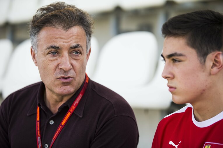 父ジャン・アレジもレーシングドライバーの若年化に問題提議している一人。右は当時17歳のジュリアーノ　©Getty Images