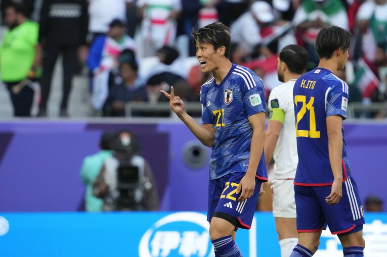 副審にアピールする冨安健洋　©Masashi Hara