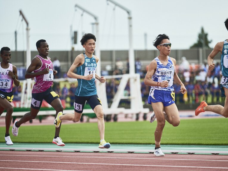 関カレ2部5000ｍで日本人2位となる6位に入った折田。先頭の留学生集団に果敢に勝負を挑むなど積極性も目立った　©︎Yuki Suenaga