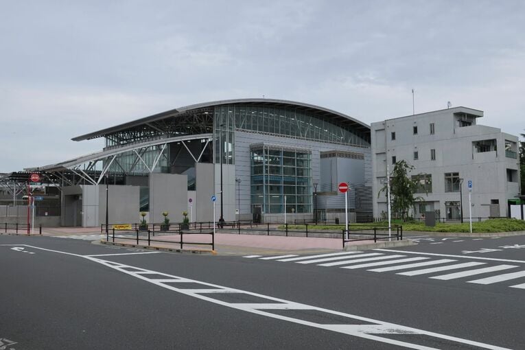 スタジアムと反対側の南口から見た駅舎