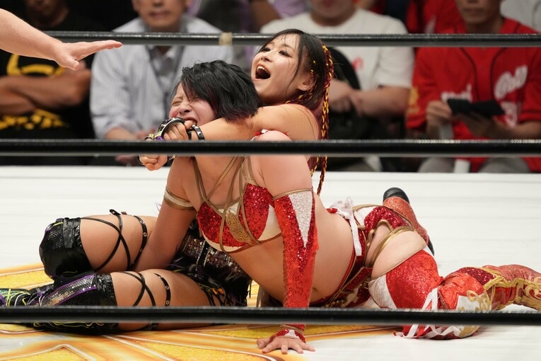 イヨ・スカイの拷問技に耐える林下詩美　©Hiroki Watanabe