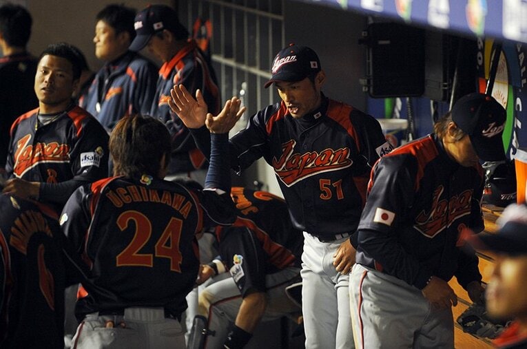 10回、ベンチでハイタッチをするイチローと内川 ／ photograph by Naoya Sanuki