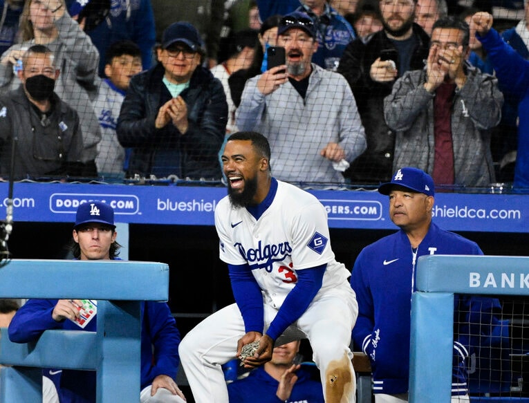 ホームランを放った大谷を、ヒマワリの種を手に待ち構えるヘルナンデス　©Getty Images