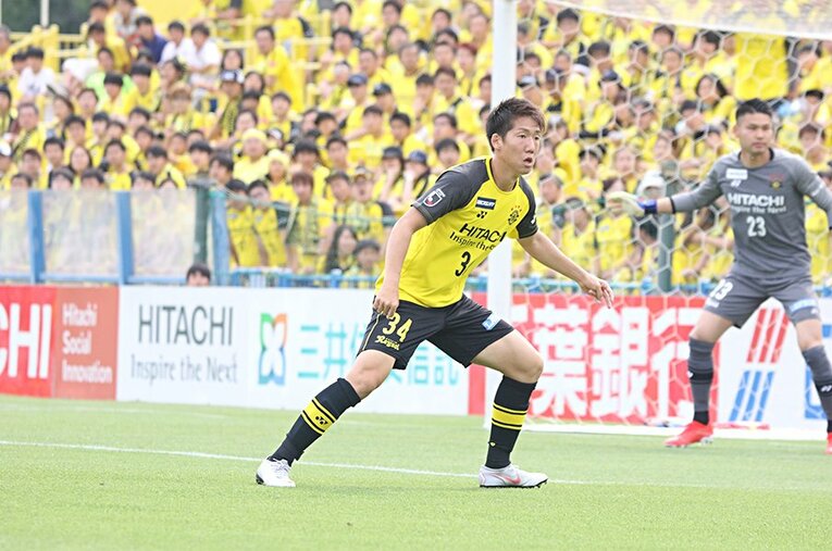 柏レイソルのチームカラーに染まってプレーする杉井颯。チーム昇格のためにも、頼もしい新戦力となりつつある。 ／ photograph by Takahito Ando