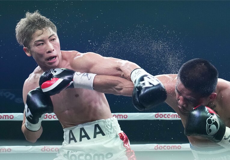 クロスカウンターをヒットさせる井上尚弥　©Naoki Fukuda