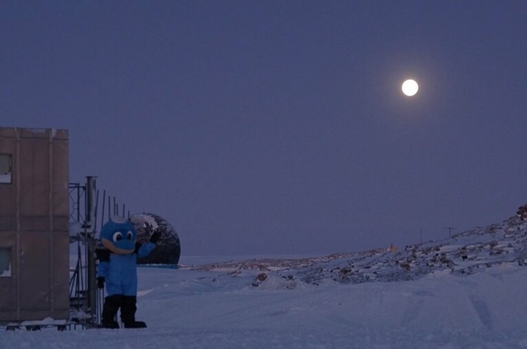 月を見る ／ photograph by 国立極地研究所・川崎フロンターレ
