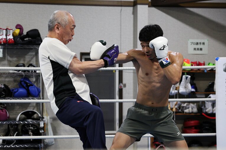 スーパーバンタム級での戦いを「パワーで乗り越えるのではなく、戦術の部分でやっていく」と語る中谷　©️Shigeki Yamamoto