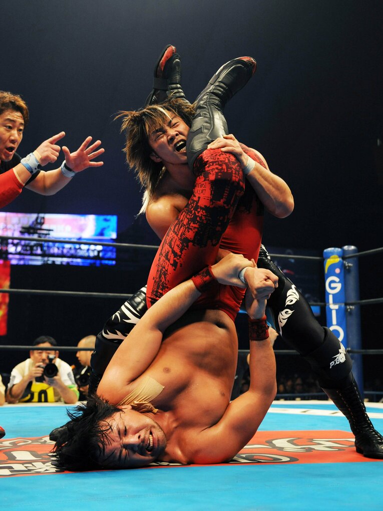 棚橋弘至を攻める中邑真輔。2008年1月4日、東京ドーム　©Essei Hara