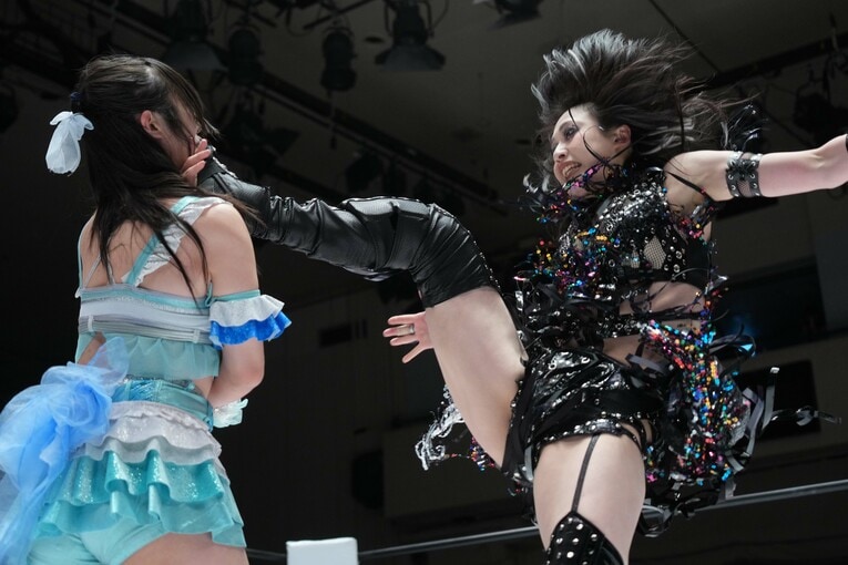 玖麗さやかを蹴る上谷沙弥　©Essei Hara