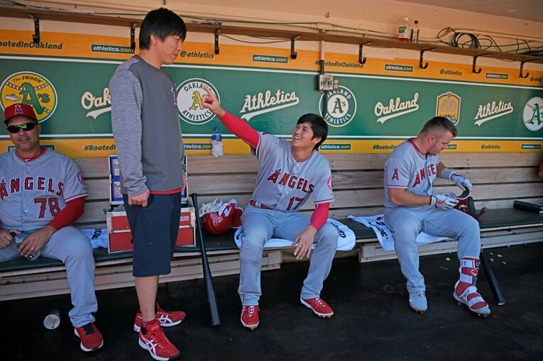 エンゼルスでの大谷と水原通訳。二人の周囲は侍ジャパンでも和やかな雰囲気に