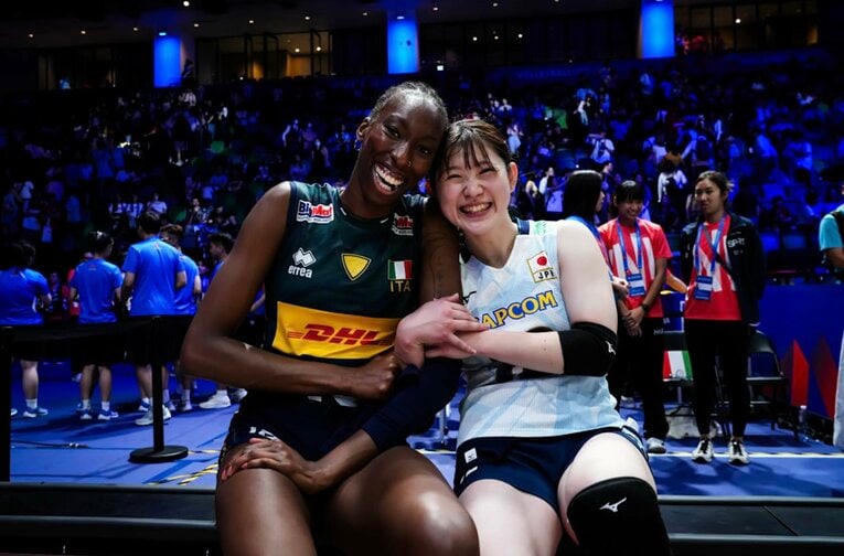 ミラノのチームメイト、パオラ・エゴヌとリベロ福留慧美　©︎Volleyball World