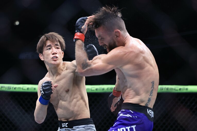 打撃でエリオットを攻める朝倉海　©Getty Images