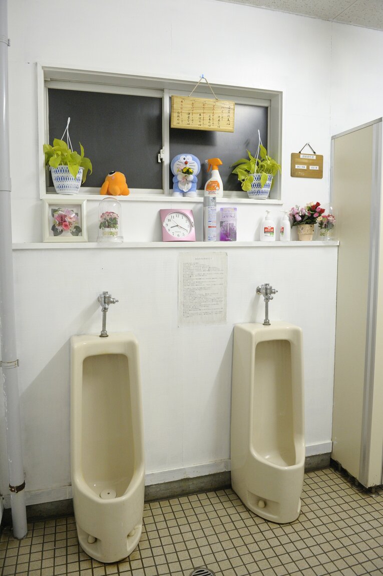 花巻東高校探訪（2010年撮影）　ピカピカに清掃された野球部のトイレ©Asami Enomoto