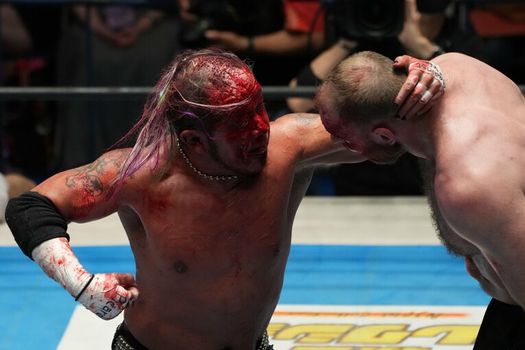 大流血した葛西純とモクスリーによるエルボーの応酬