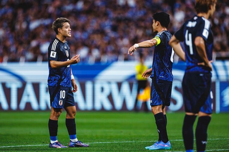 遠藤航（右）とコミュニケーションを図る堂安律。タイプこそ違うが、関根はウィングバックでのプレーを想定して背番号10のプレーに着目した　©︎Kiichi Matsumoto