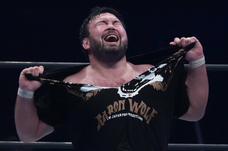 勝利を確信してTシャツを引き裂くウルフアロン。6月14日には大阪城ホールで成田蓮に挑む。5月3日、福岡国際センター ／ photograph by Essei Hara