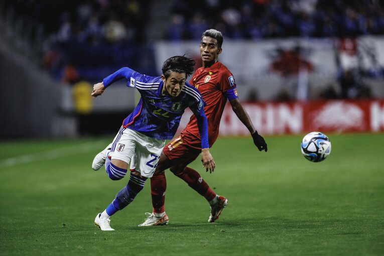 右サイドを突破する毎熊晟矢　©Kiichi Matsumoto