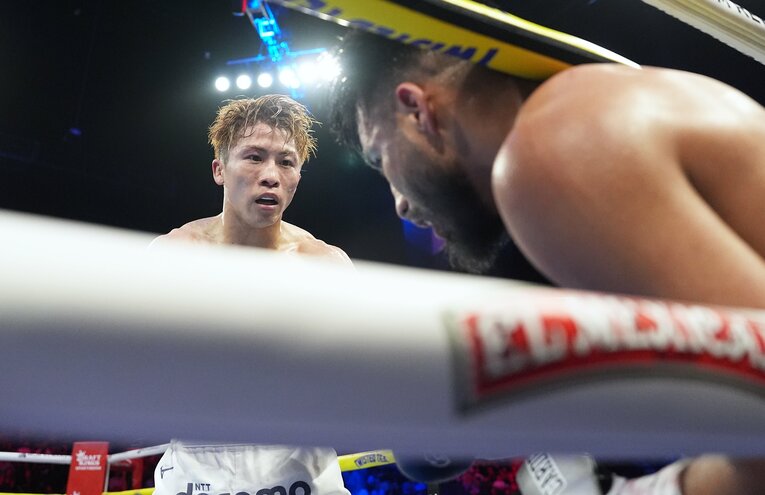 腰を落とし、苦悶の表情を浮かべるカルデナス　©Naoki Fukuda