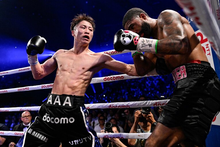 猛烈なラッシュをかける井上尚弥。直後、フルトンが崩れ落ちレフェリーが試合を止めた　©Hiroaki Yamaguchi