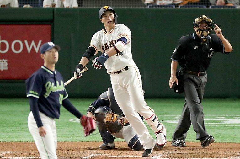 古巣ヤクルトとのオープン戦で特大アーチを放った廣岡。先輩・岡本との競演にも期待が高まる ／ photograph by Sankei Shimbun