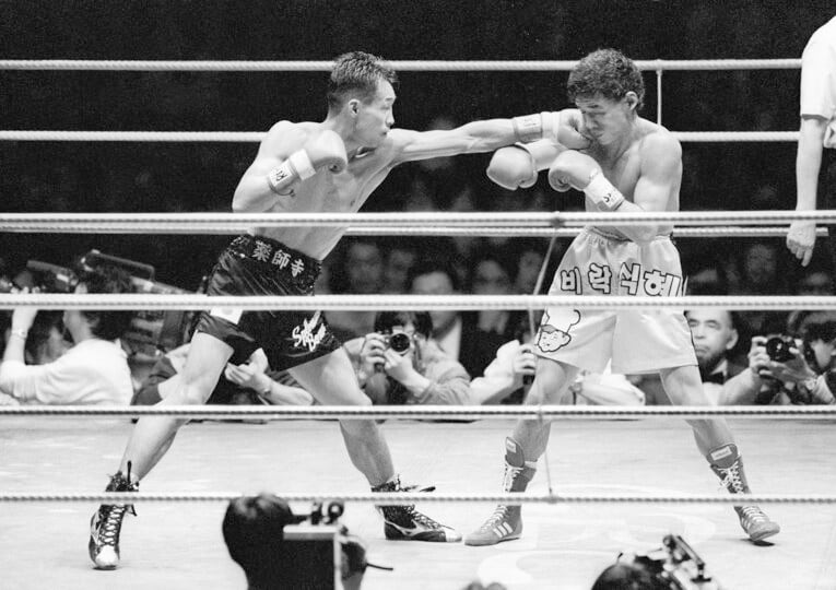 写真は1993年12月23日、王者・辺丁一（左）に2－1の僅差で判定勝ち。世界バンタム級王者になった薬師寺。試合は愛知県体育館で行われた　©JIJI PRESS