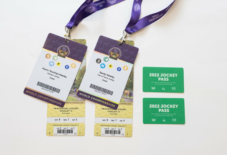 今でも競馬場へ招待される土屋さん。大レースの入場パスたちが競馬との深いつながりを示している　©Nanae Suzuki