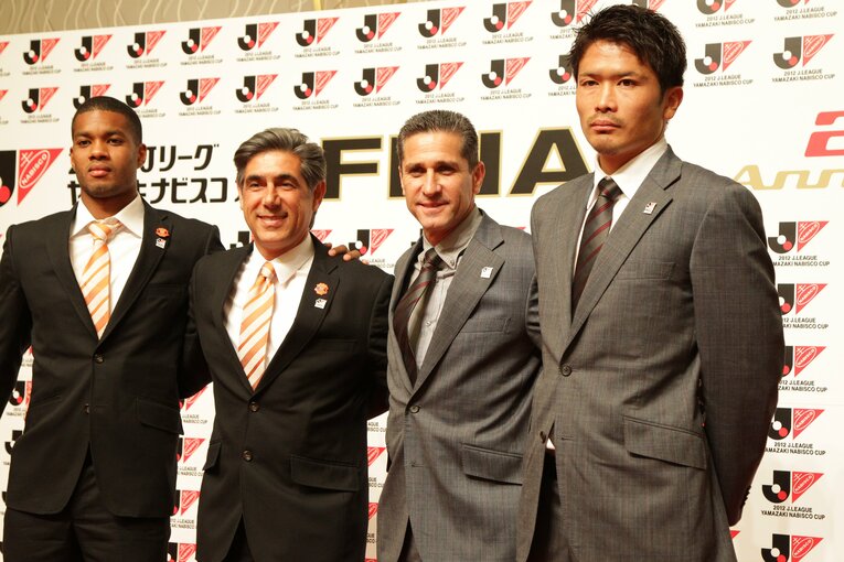 12年ナビスコ杯決勝前のフォトセッション。ジョルジーニョ監督と岩政　©J.LEAGUE