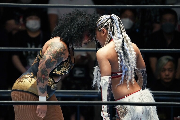 額を突き合わせて火花を散らすナイチンゲールとジュリア　©Essei Hara