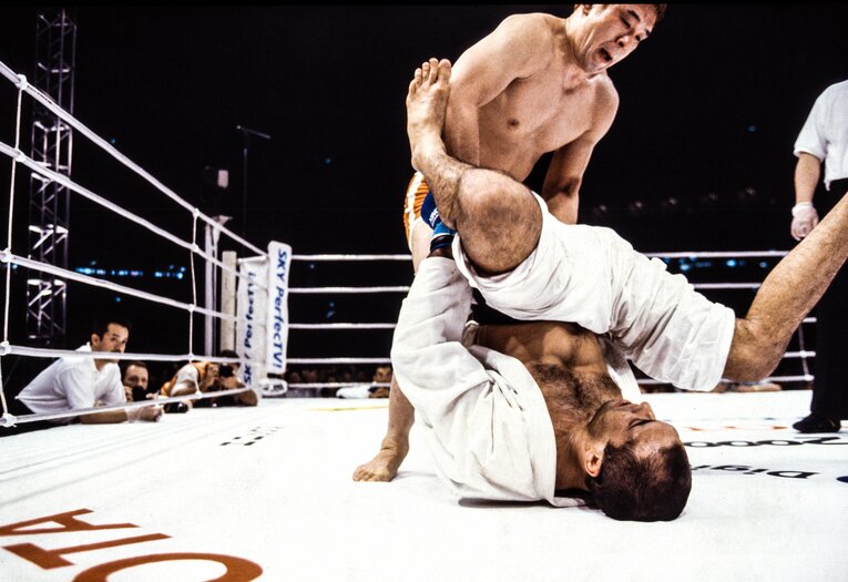 桜庭は道着をつかんでホイスを自由自在にコントロールした