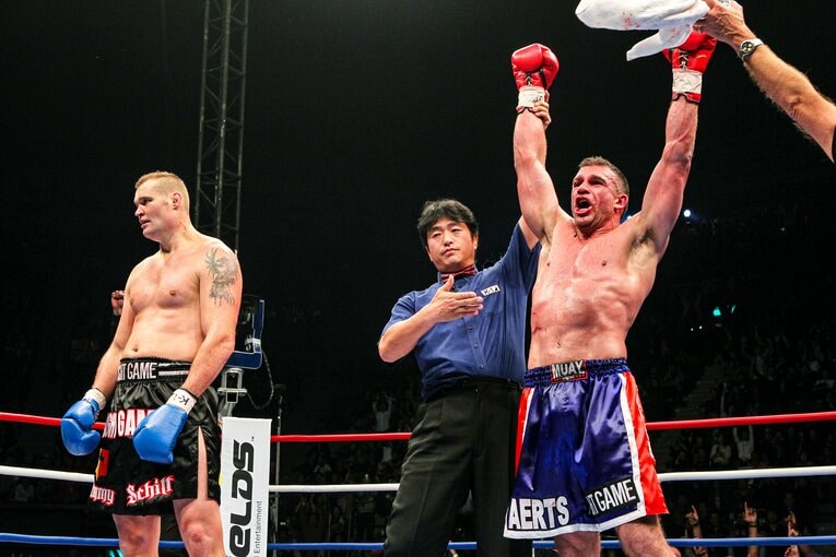 絶対王者のシュルトを破り、喜びを爆発させるアーツ　©Susumu Nagao