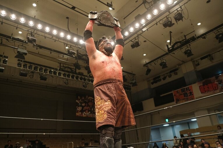 蛍光灯で殴り合い、大流血して…メキシコ人デスマッチファイター「もっと日本にいたい」ビオレント・ジャックの切実な思い「外国人がって…でも、ここがオレの家」(66)