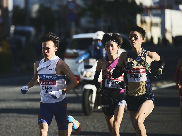 2区を走った東京国際大・丹所健（4年）、国学院大・平林清澄（2年）　©Yuki Suenaga