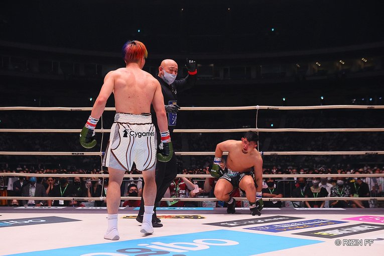 那須川天心「もうやりたくないです（笑）」 格闘技史上初の“1vs3マッチ”はなぜ神童の調子を狂わせたのか(13)