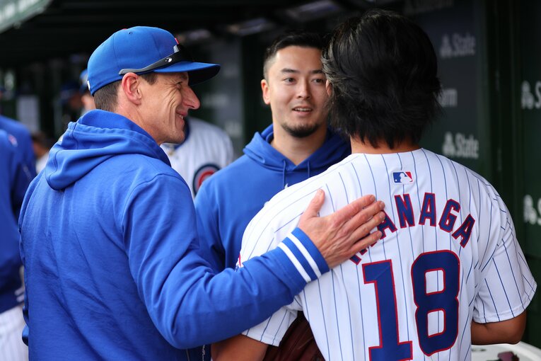 カブス監督に称えられる今永　©Getty IMages