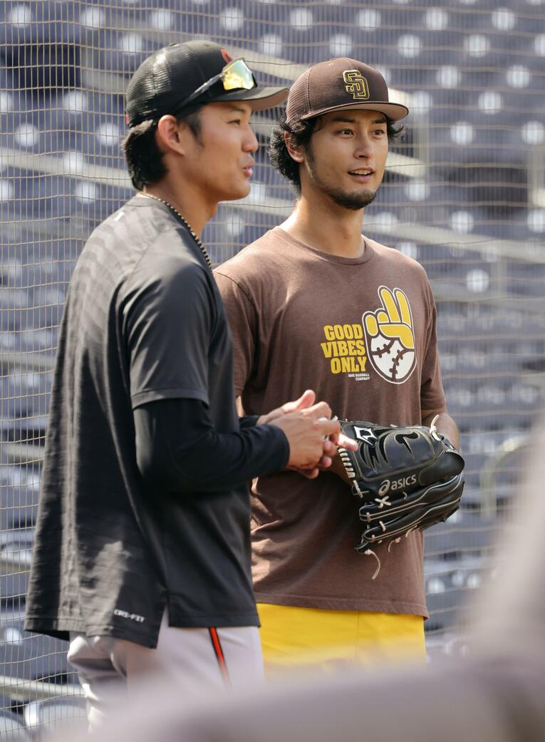 ダルビッシュと会話する藤浪晋太郎。藤浪の活躍に「感動に近い気持ち」とコメントを残した　©KYODO
