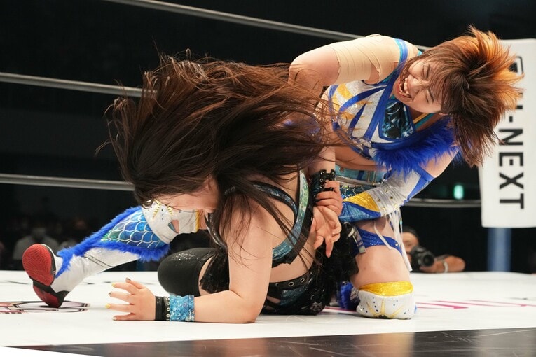 葉月の腕をとるMIRAI