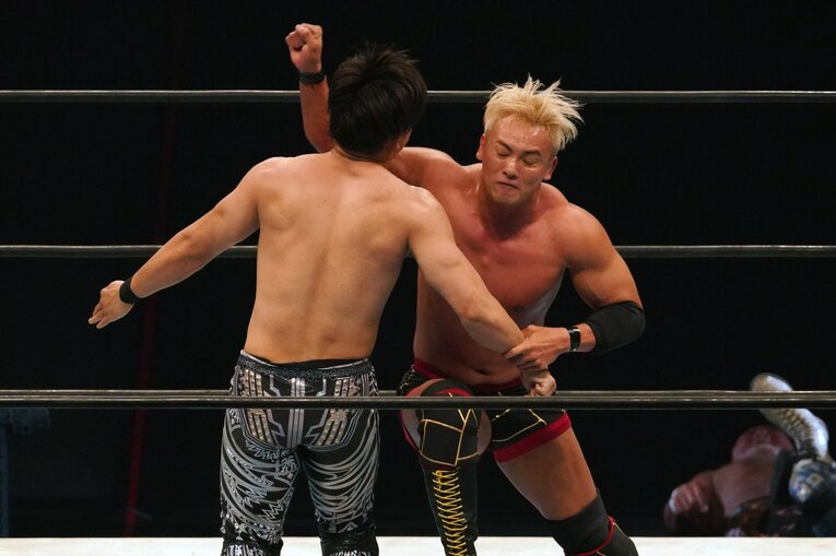 オカダは清宮の技をすべて受けきってレインメーカーを叩き込み、格の違いを見せつけた