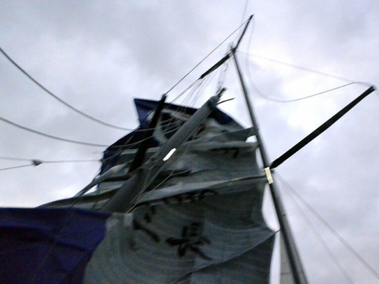 12月4日午前2時半、突然「スピリット・オブ・ユーコー」号のマスト上部が折れた。原因はマストの経年劣化だろうとみられる。（写真：白石康次郎）