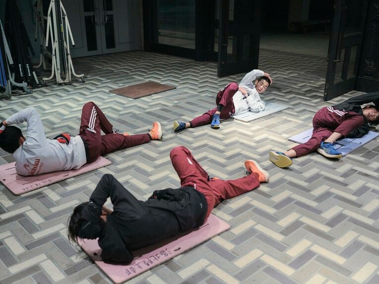 腹筋などの体幹強化も行う　©Yuki Suenaga