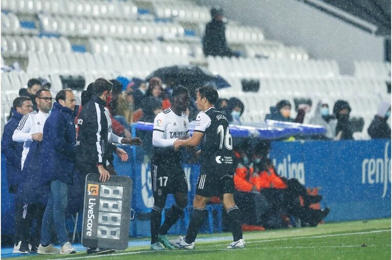 柴崎岳vs岡崎慎司が《ユニフォームを引っ張ってバチバチ》 撮影カメラマンが凍えそうな雨中で捉えた“熱いバトル”の瞬間(39)