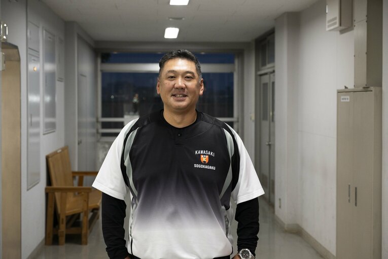 進路面談で「プロを目指せ」と小宮を励ました遠藤監督　©Tomosuke Imai