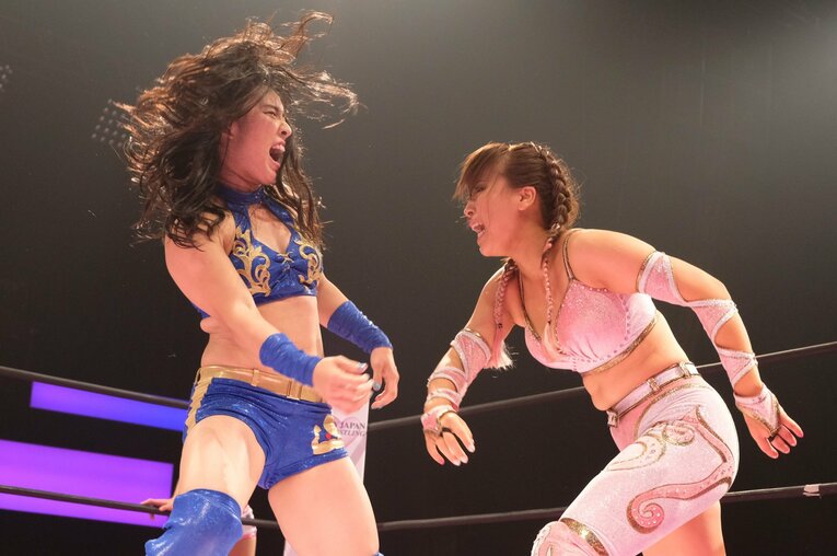 プロレスデビューとなった才木玲佳（左）戦にて、敗れたものの気迫のこもった戦いを繰り広げた©Norihiro Hashimoto