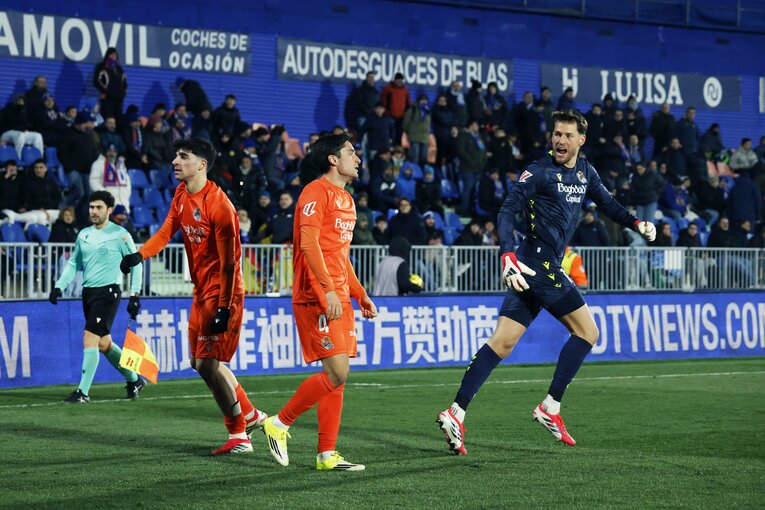 「バモーース！！」久保建英“劇的アシスト”に味方GKが敵陣ゴール付近まで…仲間は絶叫、新監督からハグ「ガッツと勝利の欲求」が窮地ソシエダを救う(12)