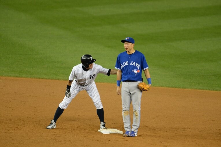 川崎宗則（当時ブルージェイズ）とのツーショット　©BUNGEISHUNJU