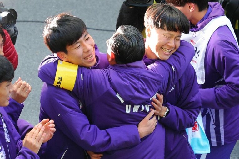 総合優勝を決め、エース・田澤廉と主将・山野力を抱きしめた、駒澤大学の大八木弘明監督 ／ photograph by JIJI PRESS