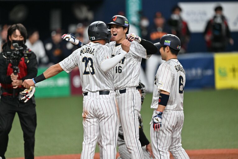 大谷の「片ひざ片手弾」（6枚中の6枚目）©Naoya Sanuki