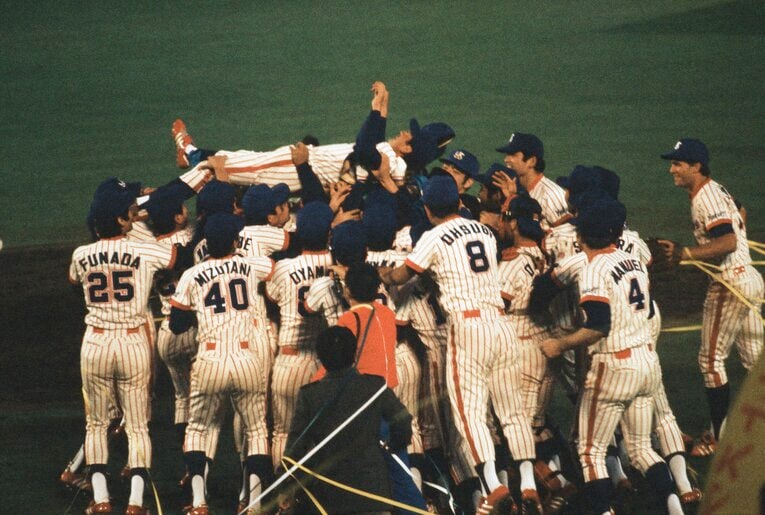 日本一を成し遂げ、胴上げされる広岡達朗。伊勢孝夫にとってのハイライトは第4戦だった　©JIJI PRESS