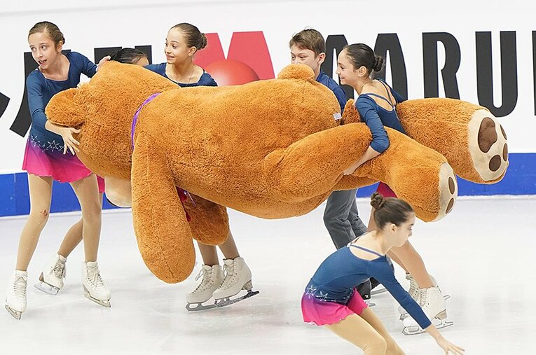 2019年12月、トリノでのGPファイナル女子フリー。地元猟友会？　もとい、フラワーガール・ボーイたちに捕獲された巨大クマ。 ／ photograph by Yutaka Nagakubo/The Sports Nippon