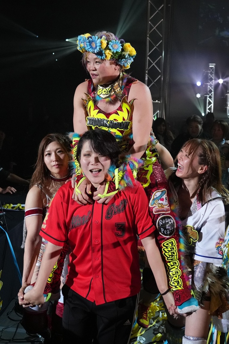 高橋奈七永引退セレモニーで騎馬を組む青野未来、林下詩美、岩谷麻優　©Essei Hara